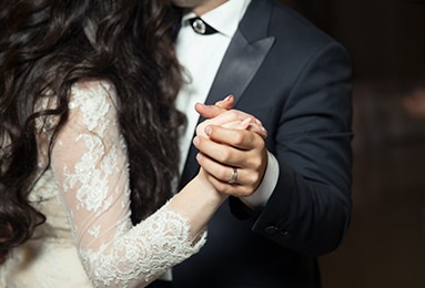 wedding-couple-dancing
