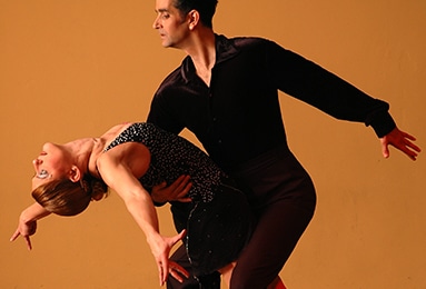 couple-latino-dancing